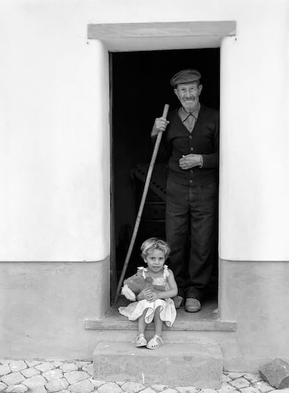 Pagès amb la seva neta, de
la sèrie 'Pagesos portuguesos. Carrapateira' (1982).