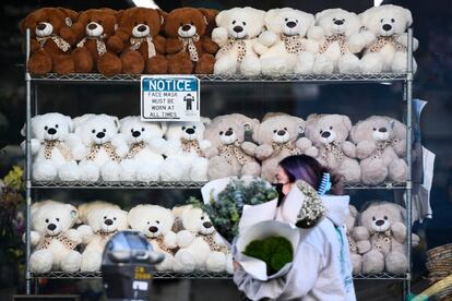 Una mujer porta un ramo de flores en el Día de San Valentín, junto al Mercado de Flores del Sur de California, en Los Ángeles (California).