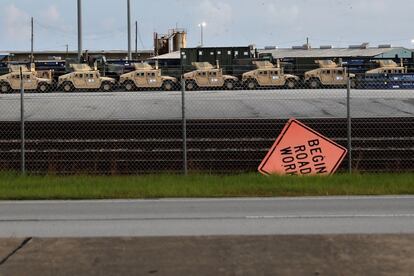 Militares estacionados en un puerto antes de la llegada del huracán Florence en Morehead City, Carolina del Norte.