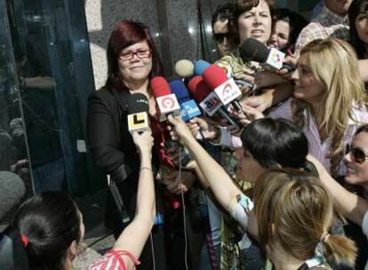 Miriam Alonso responde a los periodistas en la entrada de la Audiencia Provincial de Madrid.
