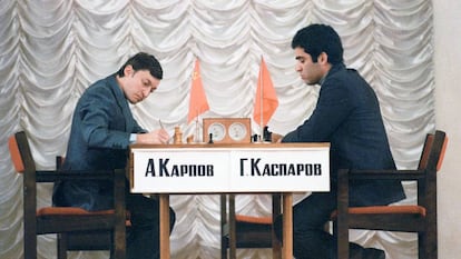Anatoli Kárpov y Gari Kaspárov durante una de sus partidas del primer duelo entre ambos (Moscú 1984-85), que duró cinco meses /