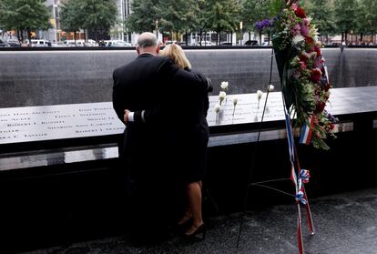 Una pareja se abraza ante el Memorial de los atentados del 11 de septiembre de 2001 durante la jornada que marca el 17 aniversario de los ataques, en Nueva York (EE UU).