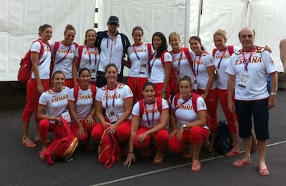 El equipo de waterpolo español posa con el nadador Michael Phelps.