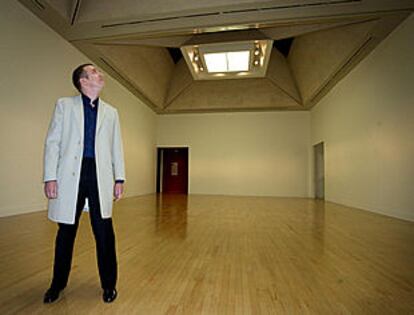 Martin Creed, en la habitación vacía que ha instalado en la Tate y que ha ganado el Premio Turner 2001.