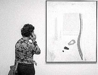 Dos espectadoras contemplan pinturas de Esteban Vicente, ayer, en la exposición de Bilbao.