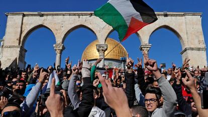 Protestas de los palestinos tras la oraci&oacute;n del viernes en la mezquita de Al-Aqsa en Jerusal&eacute;n.
 