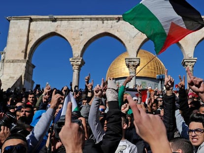 Protestas de los palestinos tras la oraci&oacute;n del viernes en la mezquita de Al-Aqsa en Jerusal&eacute;n.
 