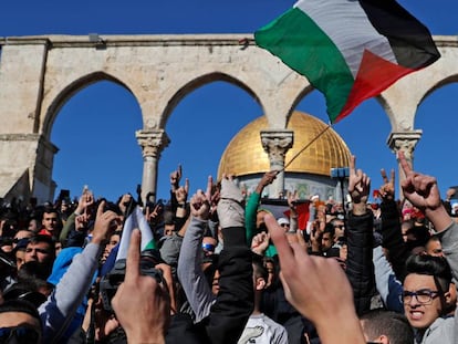 Protestas de los palestinos tras la oraci&oacute;n del viernes en la mezquita de Al-Aqsa en Jerusal&eacute;n.
 