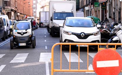 Varios coches circulan en el casco histórico de Valladolid.