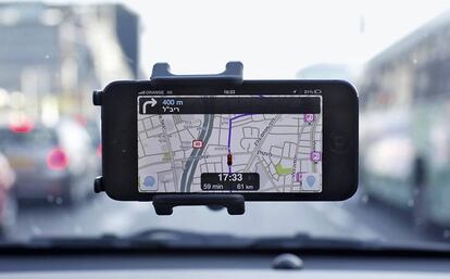 Un teléfono con la aplicación móvil de GPS Waze, creada hace un decenio en Israel.