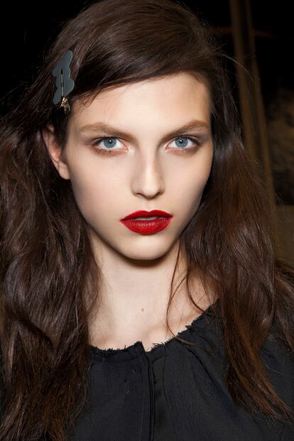 Nina Ricci marca los labios de sus modelos con un burdeos intenso casi rojo.