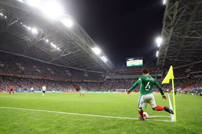 Jonathan Dos Santos saca de la esquina.