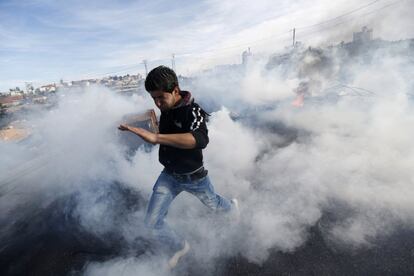 Un manifestante palestino corre a travs del gas lacrimgeno disparado por soldados israeles durante los enfrentamientos en el campo de refugiados Jalazoun cerca de la ciudad cisjordana de Ramala.