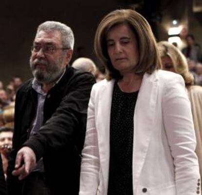 El recién reelegido general de UGT, Cándido Méndez (i), junto a la ministra de Empleo y Seguridad Social, Fátima Báñez (d), hoy durante la clausura del del 41 Congreso Confederal del sindicato, en Madrid.