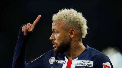 Neymar em campo pelo PSG durante jogo do campeonato francês