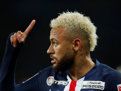 Neymar em campo pelo PSG durante jogo do campeonato francês