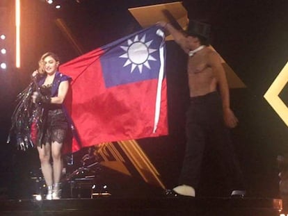 Madonna, sostiene la bandera de Taiw&aacute;n durante su concierto en Taipei.