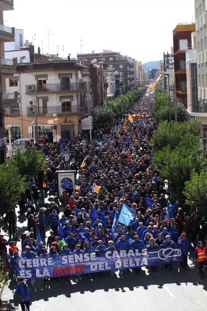 Una multitud ha col·lapsat Amposta per rebutjar el nou pla de conca de l'Ebre.