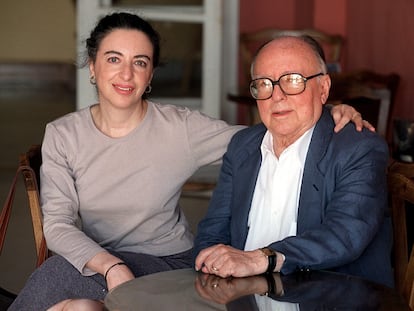 Augusto Monterroso y su compañera, Bárbara Jacobs, en el Escorial (Madrid), en 2001.