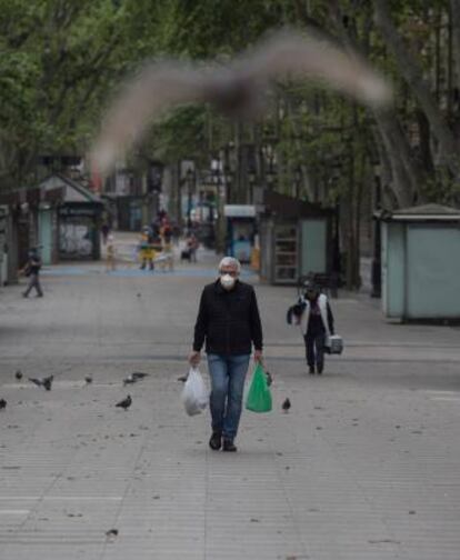 Un home passeja per la Rambla de Barcelona en el Sant Jordi més solitari, el 2020.