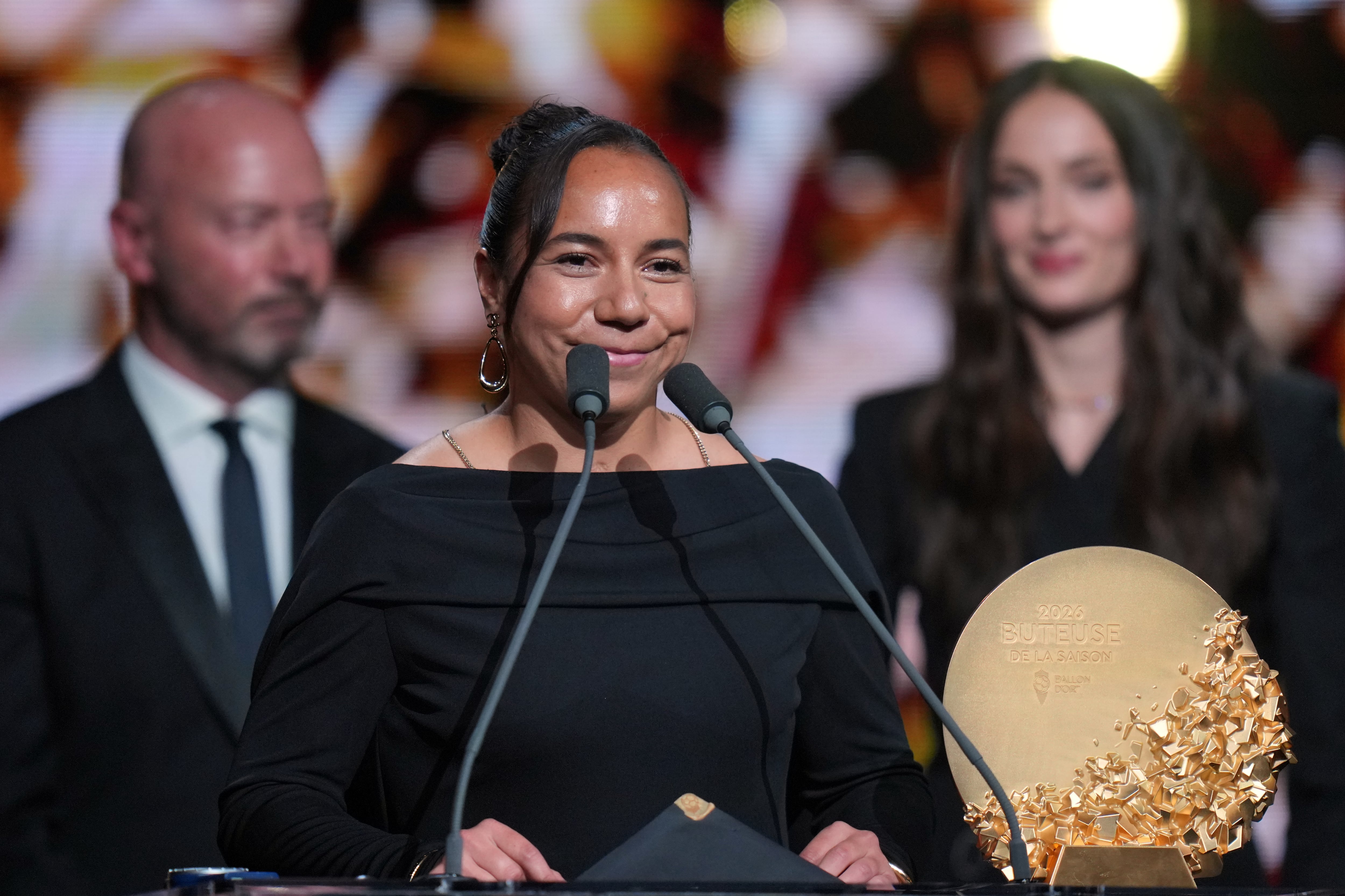 Charlyn Corral escribe historia para México con el premio a mejor delantera en el Balón de Oro