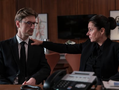 Mikkel Boe Følsgaard y Sidse Babett Knudsen, en 'Borgen'.