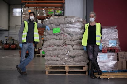 Luigi Cojazzi (43 años) y Sara Zamana (38 años), voluntarios en el Banco de los Alimentos.