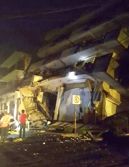 Fotografia publicada na conta de Twitter das autoridades de Proteção Civil da cidade de Matias Romero, no estado de Oaxaca (México), onde podem ser vistos os danos no hotel Ane Centro após o terremoto.