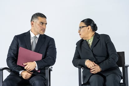 Omar García Harfuch y Rosa Icela Rodríguez durante la tercer presentación del gabinete de Claudia Sheinbaum.