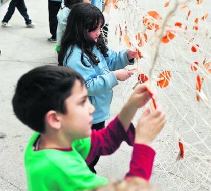 Niños aprenden creación contemporánea.