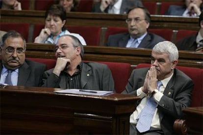 Pasqual Maragall (derecha), junto al primer consejero, Josep Bargalló, ayer en el Parlamento catalán.