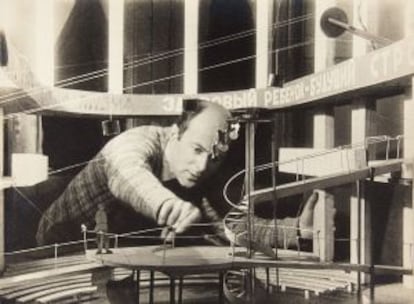 El Lissitzky treballant el 1928 en la maqueta del decorat per a la posada en escena de V. E. Meierhold de l'obra 'Vull un nen'
