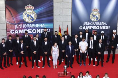 La presidenta de la Comunidad de Madrid, Isabel Díaz Ayuso, posa junto al presidente del Real Madrid, Florentino Pérez, al entrenador del Real Madrid de baloncesto, Pablo Laso, y al resto de la plantilla y directivos del club, en la Real Casa de Correos.