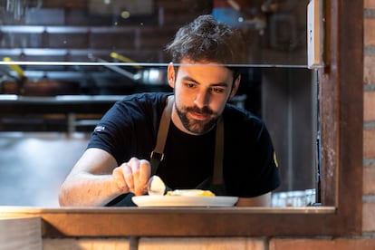 El chef Cristian Fernández, en la cocina de Base9.