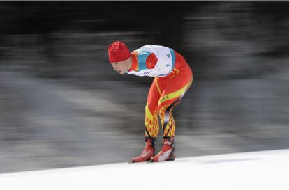 Du Haitao, de China, compite en esquí de fondo en Pyeongchang (Corea del Sur), el 12 de marzo. 