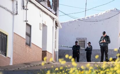 En la jornada de este domingo, más de 300 personas participaron en un dispositivo que ha ampliado su radio de acción con la incorporación de todoterrenos. En la investigación no se descarta ninguna hipótesis. En la imagen, agentes de la Guardia Civil custodian la vivienda de la joven zamorana.