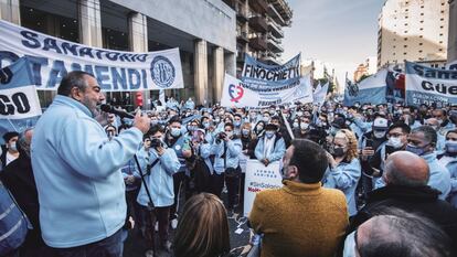 El sindicalista Héctor Daer ​encabeza una manifestación de trabajadores sanitarios el pasado julio en Buenos Aires.