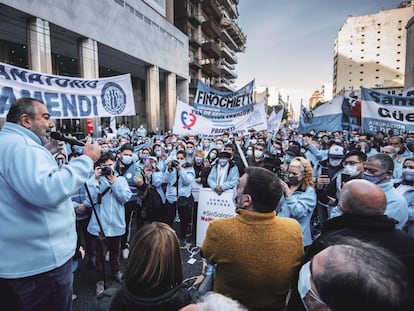 El sindicalista Héctor Daer ​encabeza una manifestación de trabajadores sanitarios el pasado julio en Buenos Aires.
