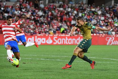 Canales dispara para hacer el gol del triunfo del Betis ante el Granada.