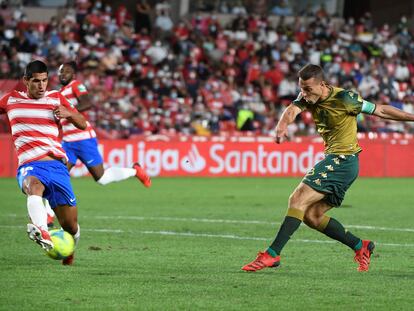 Canales dispara para hacer el gol del triunfo del Betis ante el Granada.