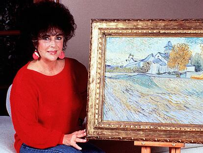 La actriz Liz Taylor, junto a la obra de Van Gogh <i>Vista del asilo y capilla de Saint-Remy.</i>