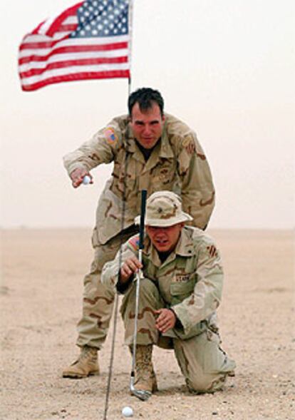 Dos soldados de EE UU juegan al golf en el desierto de Kuwait.