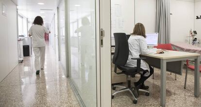 Dos mujeres en un hospital.