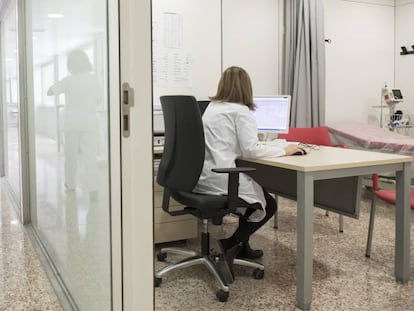 Dos mujeres en un hospital.