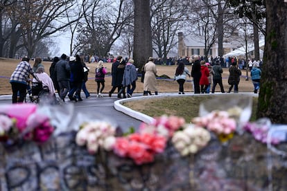 Desde el pasado 12 de enero, cuando Lisa Marie Presley falleció de un paro cardiaco apenas horas después de acudir junto a su madre a la entrega de los Globos de Oro, las puertas de Graceland se llenaron de flores y mensajes, muestras de cariño que han aumentado estos últimos días.