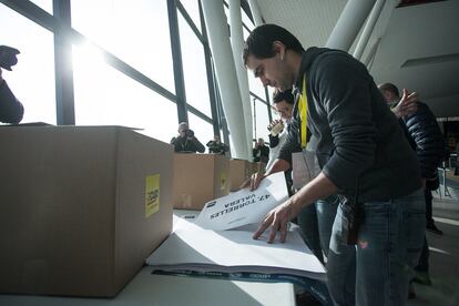 El vot secret, que es farà mitjançant 50 urnes, permetrà evitar el mètode tradicional de mà alçada que s'ha utilitzat habitualment en les assemblees de la CUP. A la imatge, uns militants preparen les urnes per a les votacions.