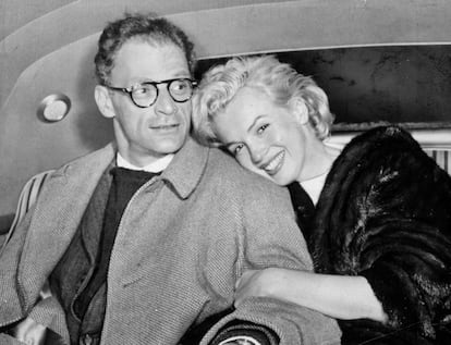 Arthur Miller y Marilyn Monroe. Si bien Arthur Miller fue el tercer marido de Marilyn Monroe (primero se casó con James Dougherty a los 16 años y después dio el ‘sí, quiero’ a la estrella del béisbol Joe DiMaggio), el matrimonio con el dramaturgo, que duró cinco años terminando en 1961, fue el más inesperado y el que más marcó su vida. Mientras que ella estaba en la cima de la fama cuando se conocieron a mediados de los años 50 gracias a películas como 'Niágara' o 'Los caballeros las prefieren rubias', el escritor mantenía una vida más discreta, estaba casado y era investigado por el FBI en el marco de la caza de brujas de McCarthy contra los comunistas. Nada impidió que iniciaran una apasionada historia de amor casi adolescente que terminó en decepciones mutuas, infidelidades y un divorcio en México (mucho más barato y rápido que en Estados Unidos). Poco después de separarse, la Ambición Rubia moría a los 36 años de una sobredosis de barbitúricos. Miller prefirió no asistir al funeral y despedirla en casa con unas dolorosas líneas: “Ella fue destruida por muchas cosas y algunas de esas cosas eres tú […] Ahora que estás ahí llorando y embobado, alégrate de que no seas tú el que vaya a la tierra, alégrate de que sea esta encantadora chica a la que por fin has matado".