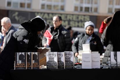 Un stand exhibe libros sobre el ex presidente sudafricano, Nelson Mandela, a las fueras del estadio de cricket Wanderers en Johannesburgo, donde tendrá lugar la conferencia del centenario Nelson Mandela.