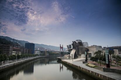 Resulta imposible hablar del <a href="https://elpais.com/tag/bilbao/a" target="_blank"><strong>Bilbao</strong></a> contemporáneo sin citar el efecto Guggenheim que muchos lugares en todo el mundo han tratado de emular, por lo general sin éxito. "La regeneración urbana que acompañó al museo ha pasado a la historia del urbanismo y de la gestión municipal como un hito sin precedentes", afirma Ignacio Vleming, escritor y crítico cultural, experto en Patrimonio. "Su éxito se debió entre otras razones a su ubicación geográfica y a la densidad de población concentrada en su área metropolitana. De esta forma se inauguró el concepto de ciudad-marca hoy inevitablemente vinculado a la denostada arquitectura espectáculo y al problema de la gentrificación".