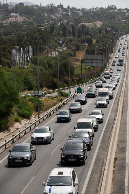 Atasco en los accesos a Marbella el pasado jueves.